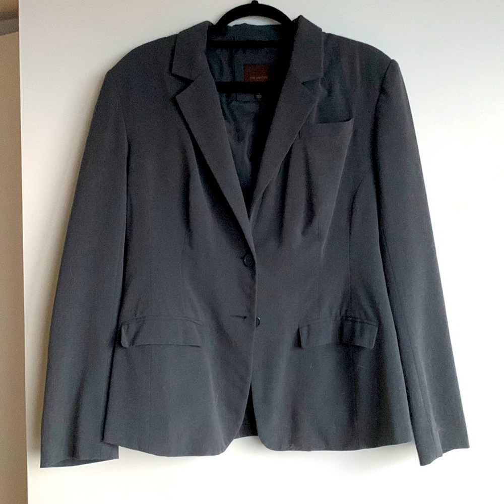 The limited size 14 women’s gray blazer
